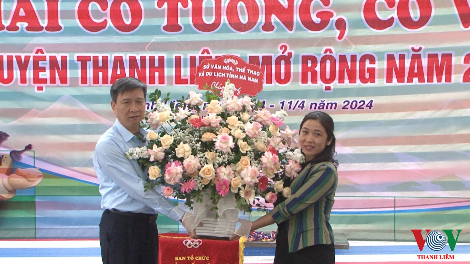 lãnh đạo sở VHTTDL tỉnh tặng hoa chúc mừng