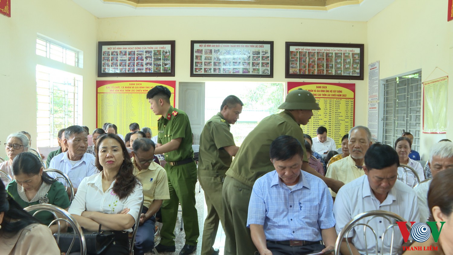 Công an xã phát tờ rơi về luật căn cước. Ảnh: Kim Dung
