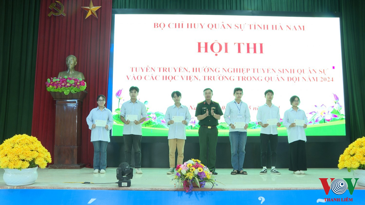 Ban CHQS huyện tặng quà cho HS trường THPT A Thanh Liêm có thành tích cao trong học tập