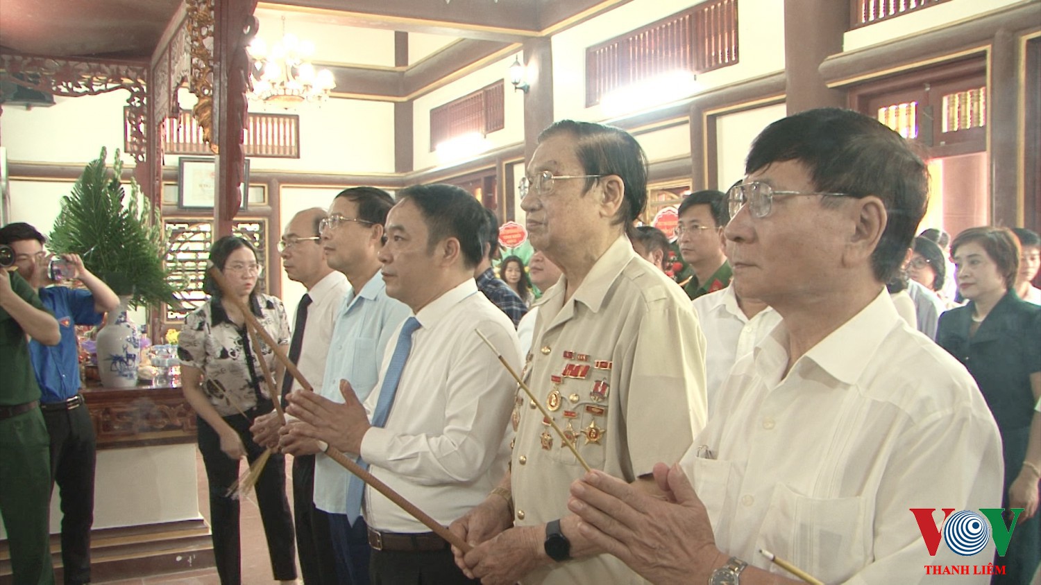 Dâng hương tại điền liệt sỹ Núi Chùa