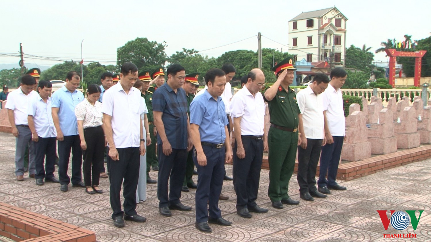 Dâng hương tại nghĩa trang liệt sỹ xã Thanh Tâm