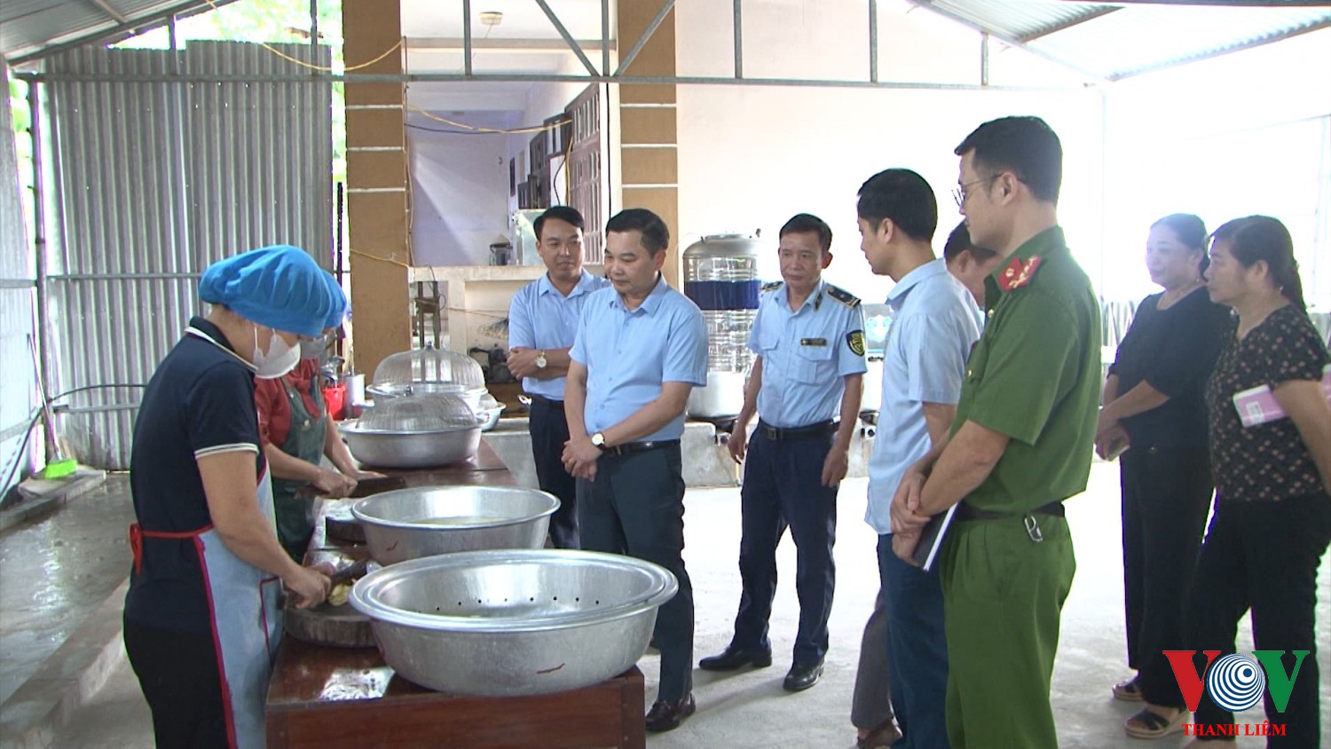 Đoàn kiểm tra liên nghành KT ATTP tại trường mầm non xã Thanh Tâm. Ảnh: Khắc Hùng