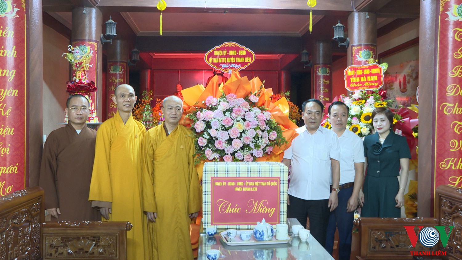 Đồng chí Hoàng Mạnh Dũng BT HU, CT HĐND huyện tặng hoa và chúc mừng Ban trị sự Giáo Hội phật giáo huyện Thanh Liêm