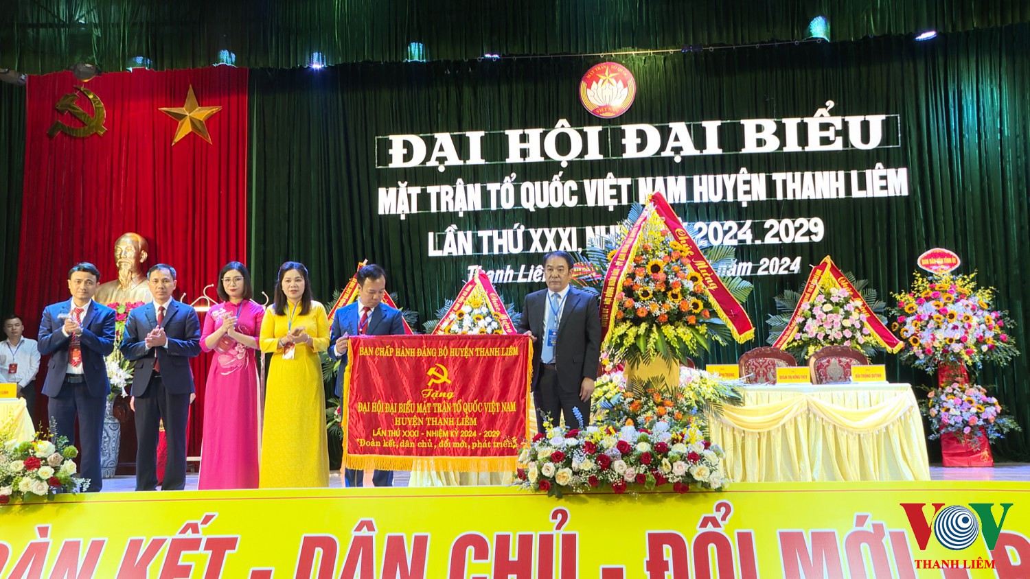 Đồng  chí Hoàng Mạnh Dũng BT Huyện ủy, CTHĐND huyện tặng  bức chướng Đại hội