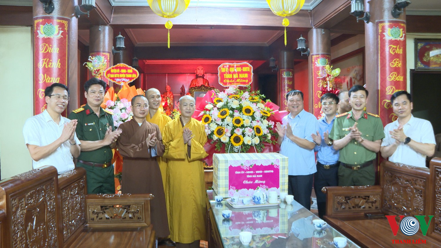Đồng chí Lê Hồng Quân tặng hoa, chúc mừng Ban trị Giáo Hội phật giáo huyện Thanh Liêm