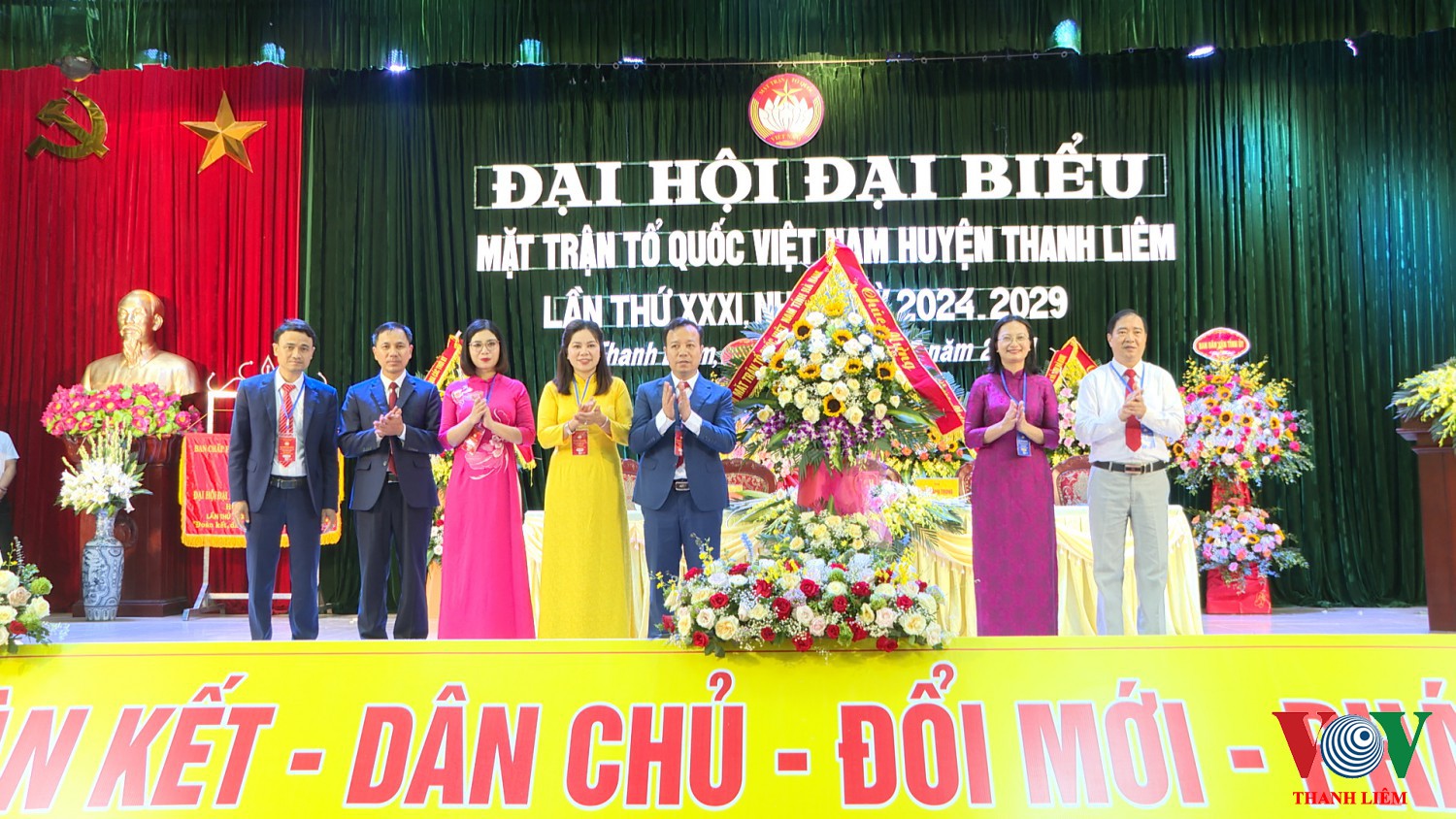 Đồng chí Trần Thị Ngân, UV BTV Tỉnh Ủy, CT UB MTTQ Tỉnh tặng hoa chúc mừng Đại hội
