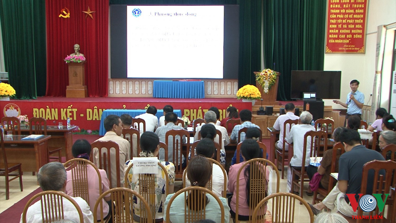 Lãnh đạo BHXh tuyên Truyền về chính sách BHXH , BHYT . Ảnh: Khắc Hùng