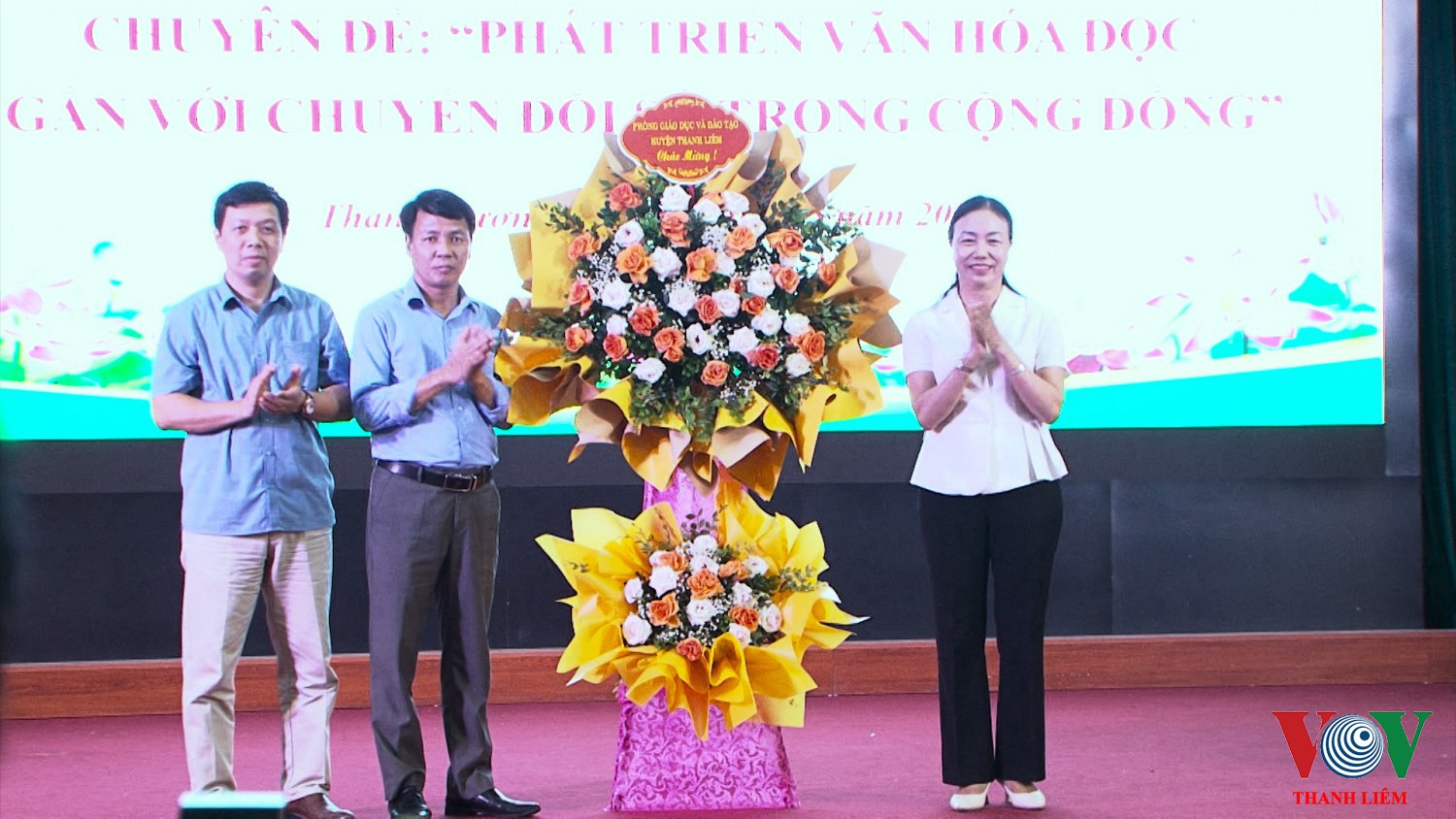 Lãnh đạo phòng GD&ĐT huyện tặng hoa chúc mừng. Ảnh: Khắc Hùng