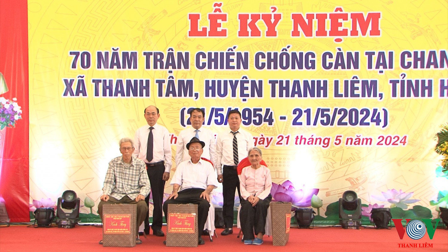 Tặng Quà cho cựu du kích địa phương