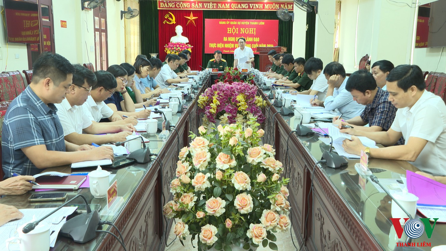 Đồng chí Hoàng Mạnh Dũng - BT HU, Chủ tịch HĐND huyện, Bí thư Đảng uỷ quân sự huyện phát biểu tại HN. Ảnh: Kim Dung