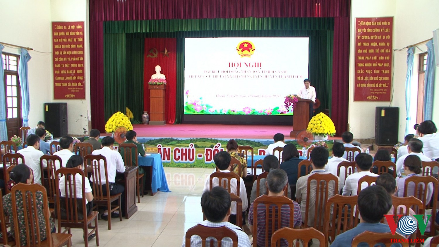 Đồng chí Trương Quốc Huy - Phó Bí thư Tỉnh ủy, Chủ tịch UBND tỉnh, Trưởng Đoàn ĐBQH tỉnh trả lời ý kiến cử tri. Ảnh: Khắc Hùng