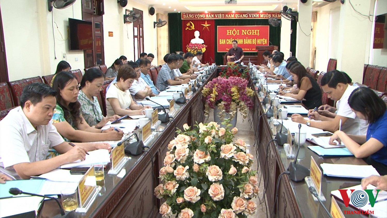 Đồng chí Hoàng Mạnh Dũng - BT huyện ủy, CT HDND chủ trì hội nghị. Ảnh: Khắc Hùng