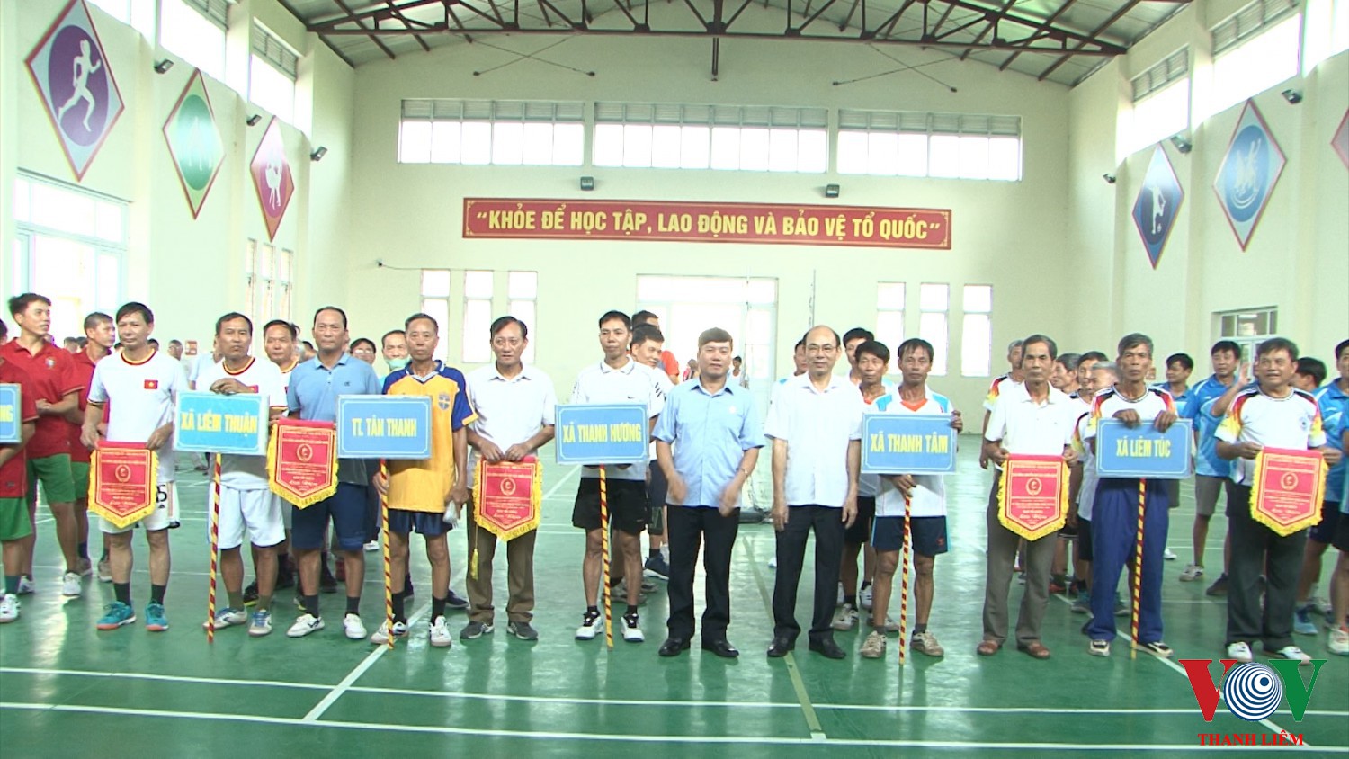 Lãnh đạo Hội CCB tỉnh và đồng chí Trần Xuân Thành - Phó BT TT HU dự và trao cờ lưu niệm cho các đội