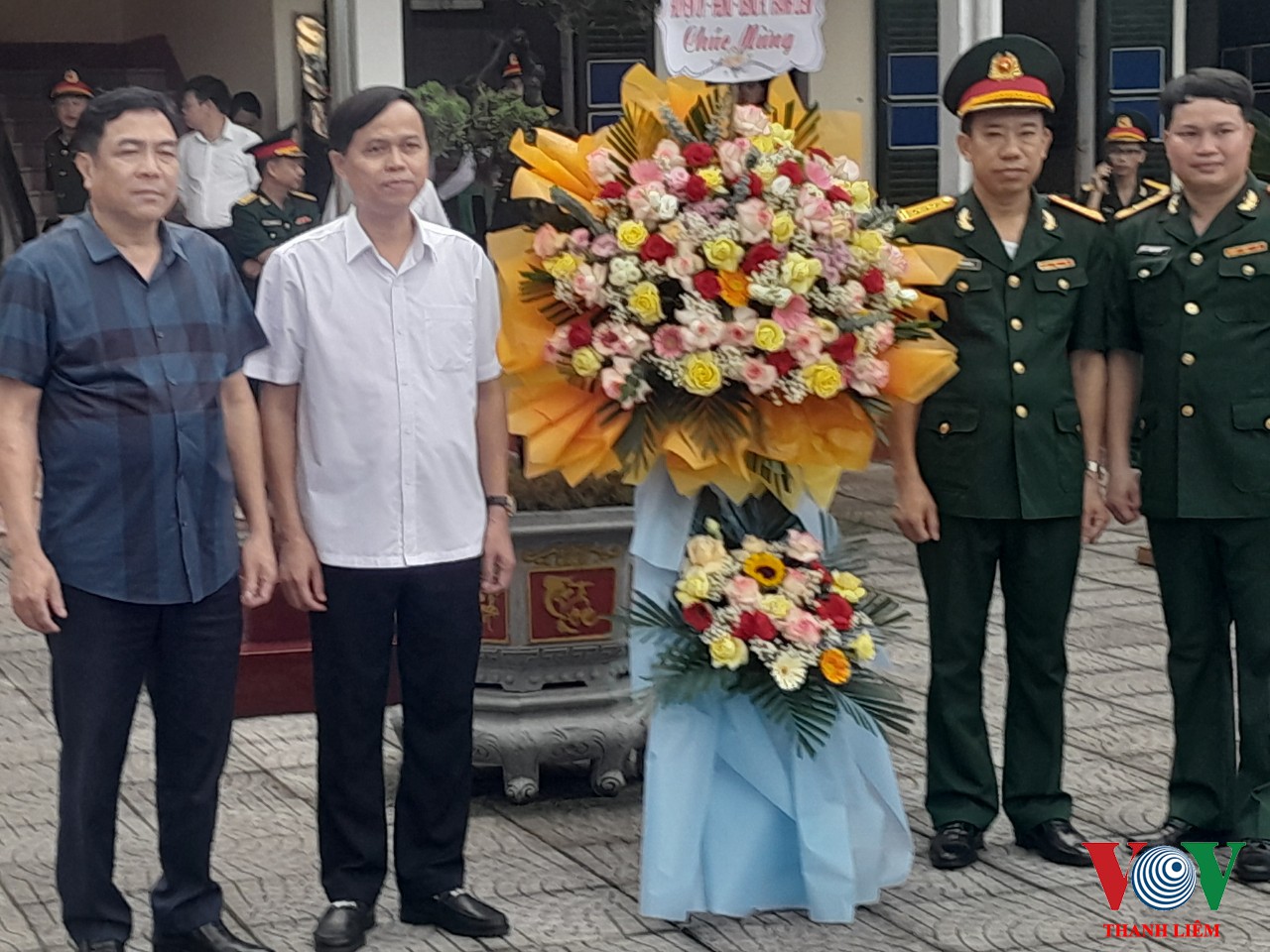 Lãnh đạo UBND huyện, chỉ huy Ban CHQS huyện Thanh Liêm tặng hoa chúc mừng