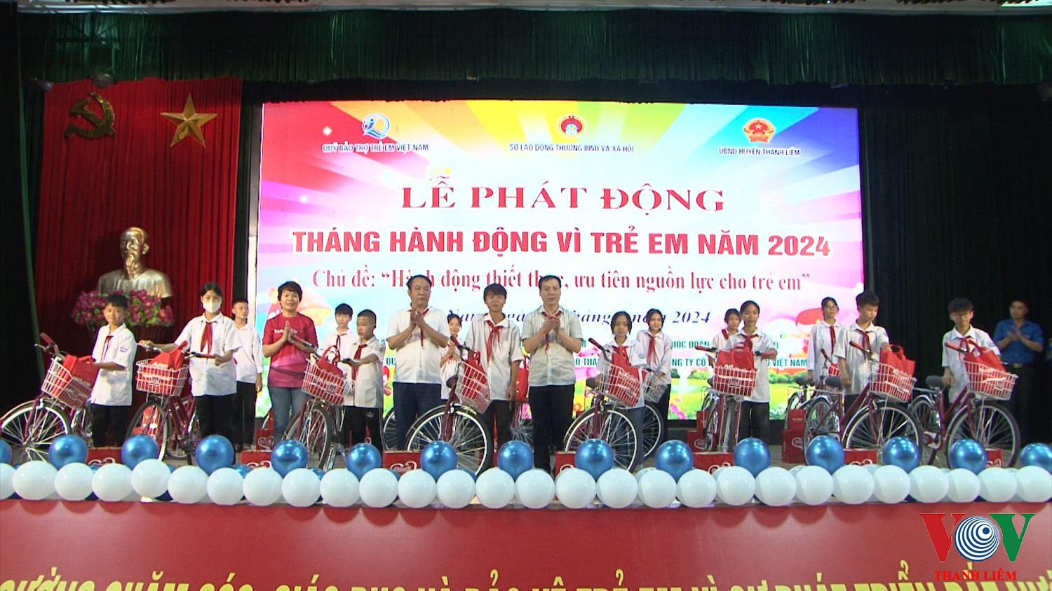 Trao tặng xe đạp cho các em có hoàn cảnh khó khăn