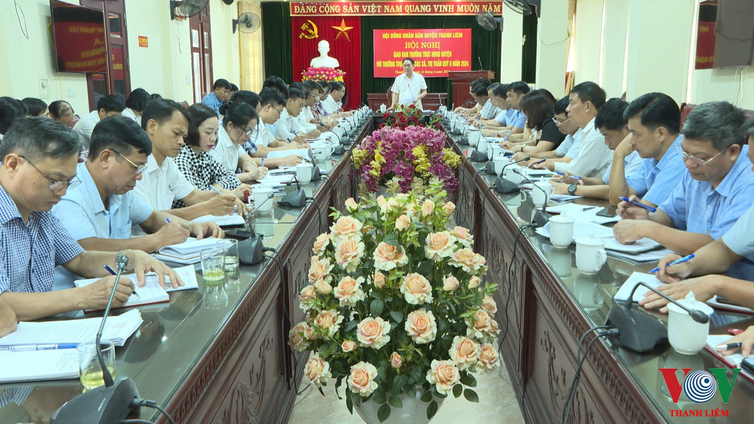 Đồng chí Hoàng Mạnh Dũng - BT HU, CT HĐND huyện chủ trì hội nghị. Ảnh: Kim Dung