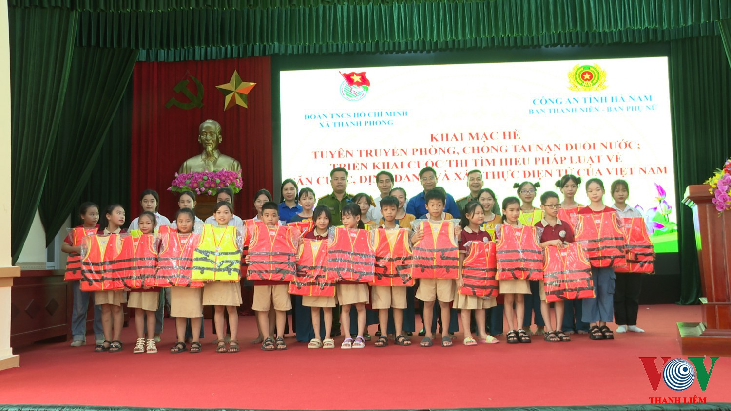Trao tặng áo phao cho học sinh có hoàn cảnh khó khăn. Ảnh: Kim Dung