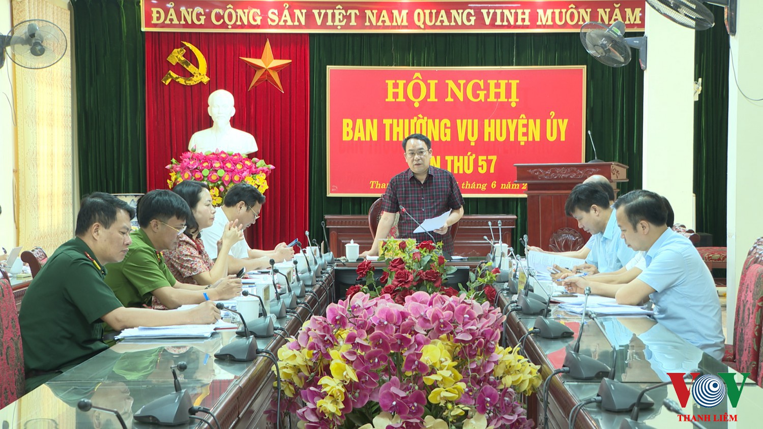 Đồng chí Hoàng Mạnh Dũng - BTHU, Chủ tịch HĐND huyện chủ trì hội nghị. Ảnh: Kim Dung
