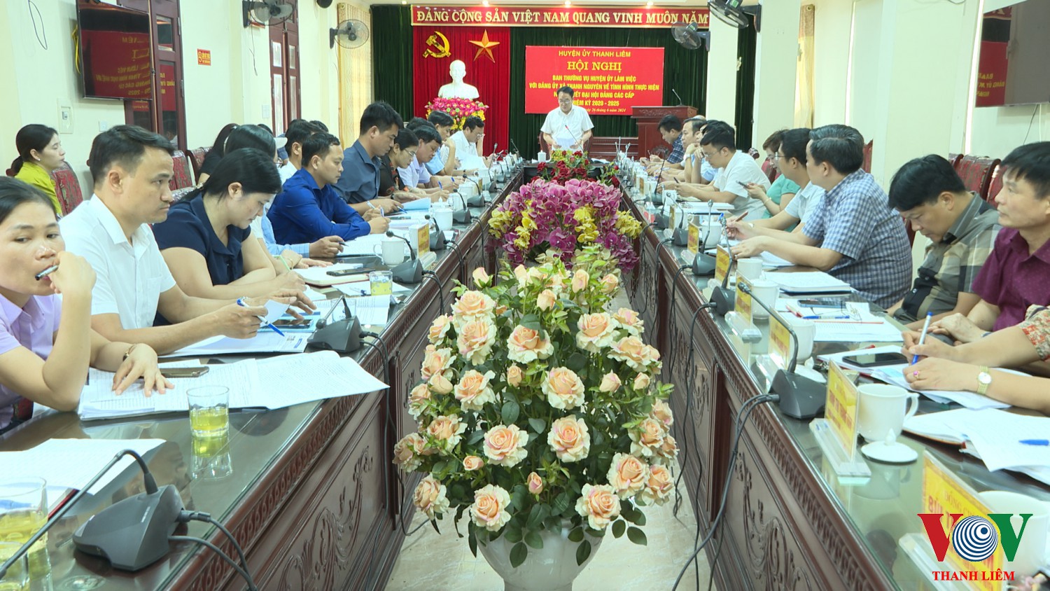 Đồng chí Hoàng Mạnh Dũng - Bí thư Huyện ủy, Chủ tịch HĐND huyện chủ trì hội nghị. Ảnh: Kim Dung