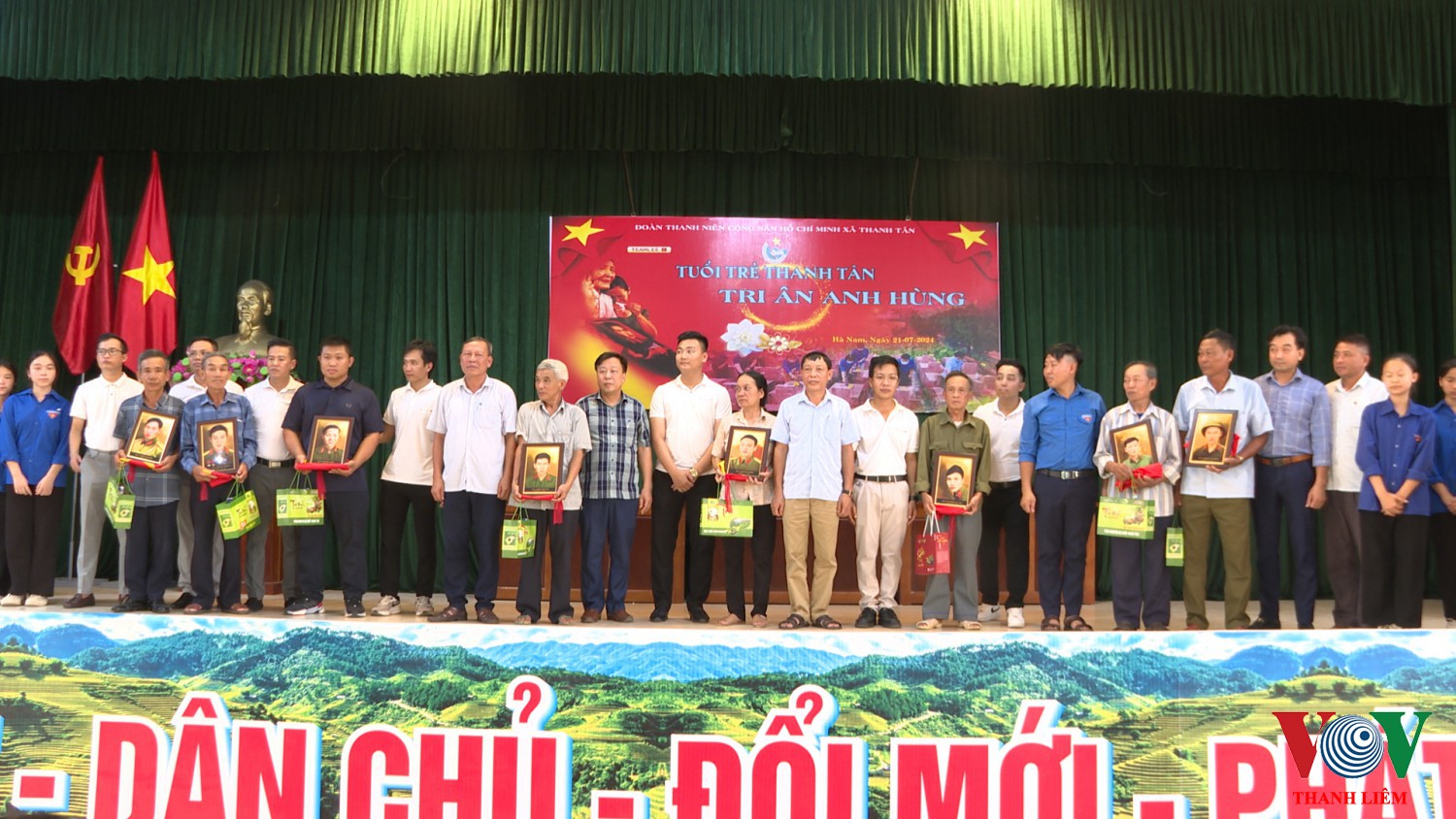 Trao ảnh cho thân nhân các liệt sỹ. Ảnh: Kim Dung