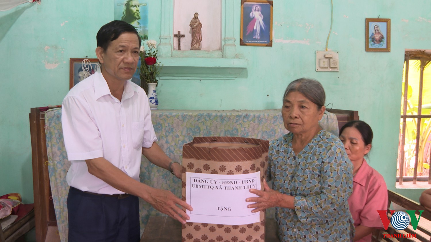 Xã Thanh Thủy, huyện Thanh Liêm thăm, tặng quà nhân dịp 27-7.
