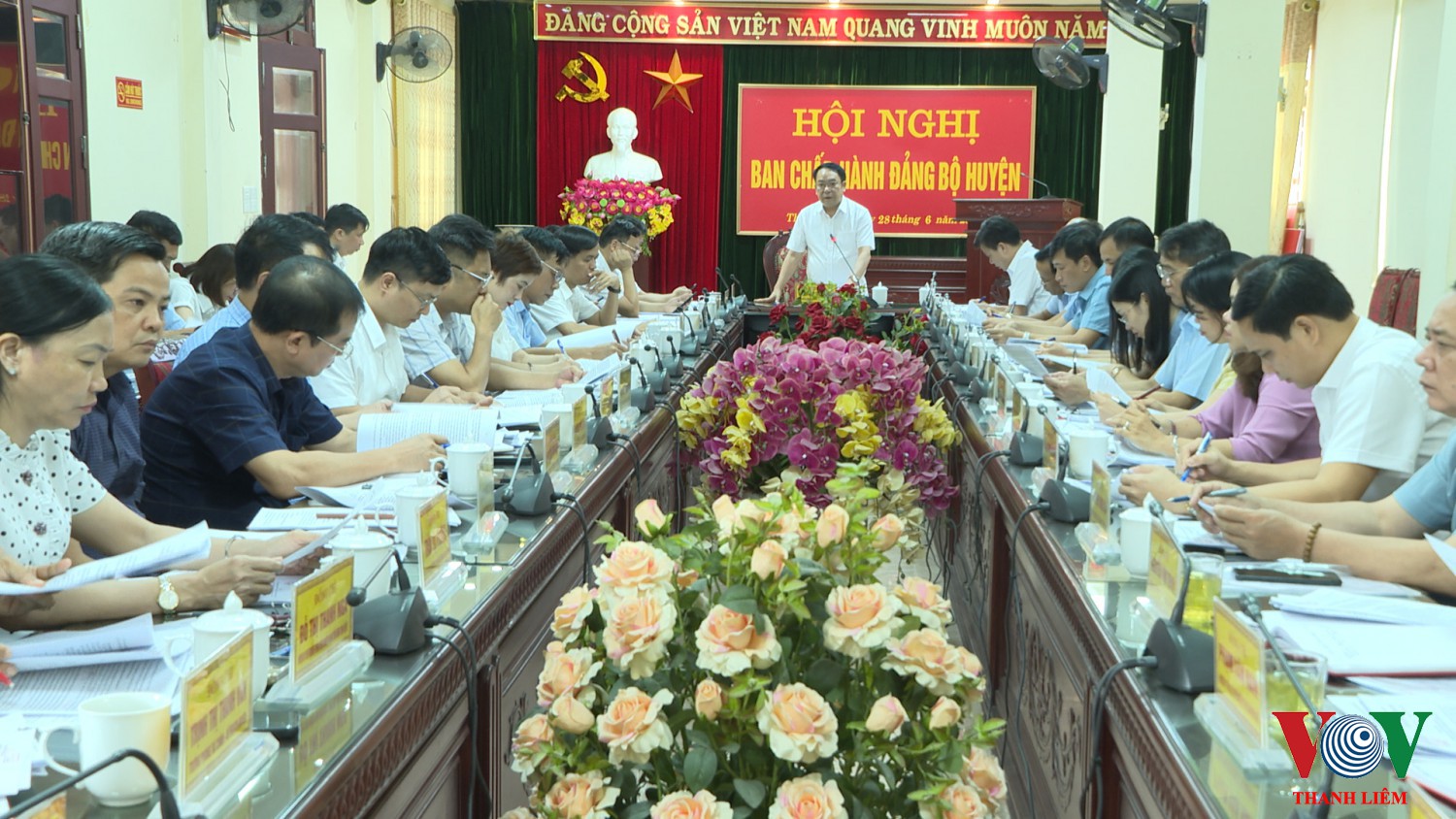 Đồng chí Hoàng Mạnh Dũng, BT HU CT HĐND huyện chủ trì hội nghị. Ảnh: Kim Dung