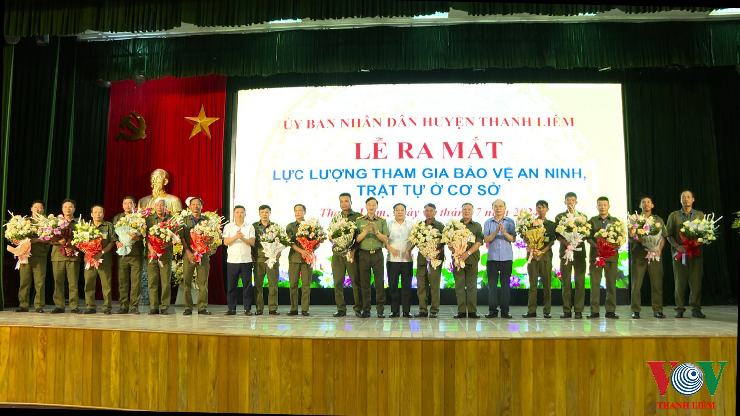 Ra mắt lực lượng tham gia bảo vệ an ninh trật tự ở cơ sở. Ảnh: Kim Dung