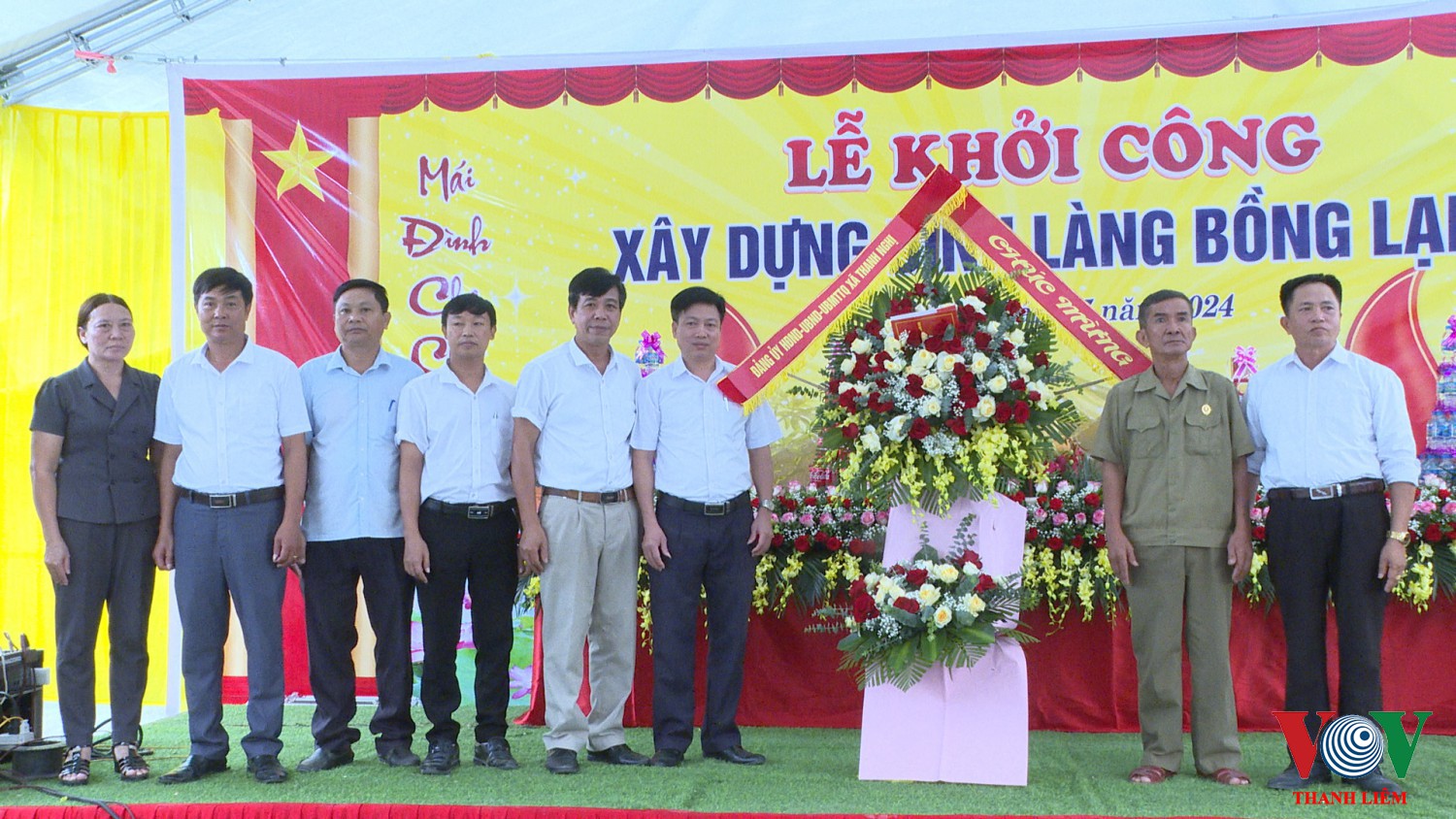 Đảng uỷ, HĐND, UBND, UB MTTQ xã tặng hoa chúc mừng