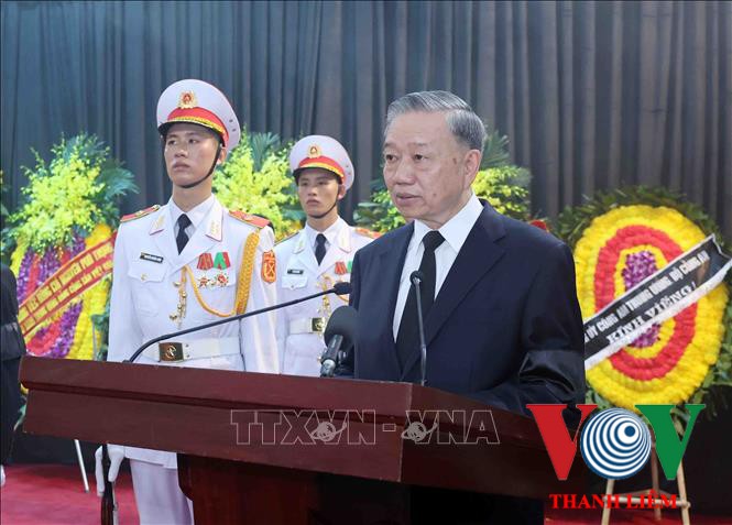 Đồng chí Tô Lâm, Ủy viên Bộ Chính trị, Chủ tịch nước, Trưởng Ban Lễ tang đọc Lời điếu. Ảnh: TTXVN