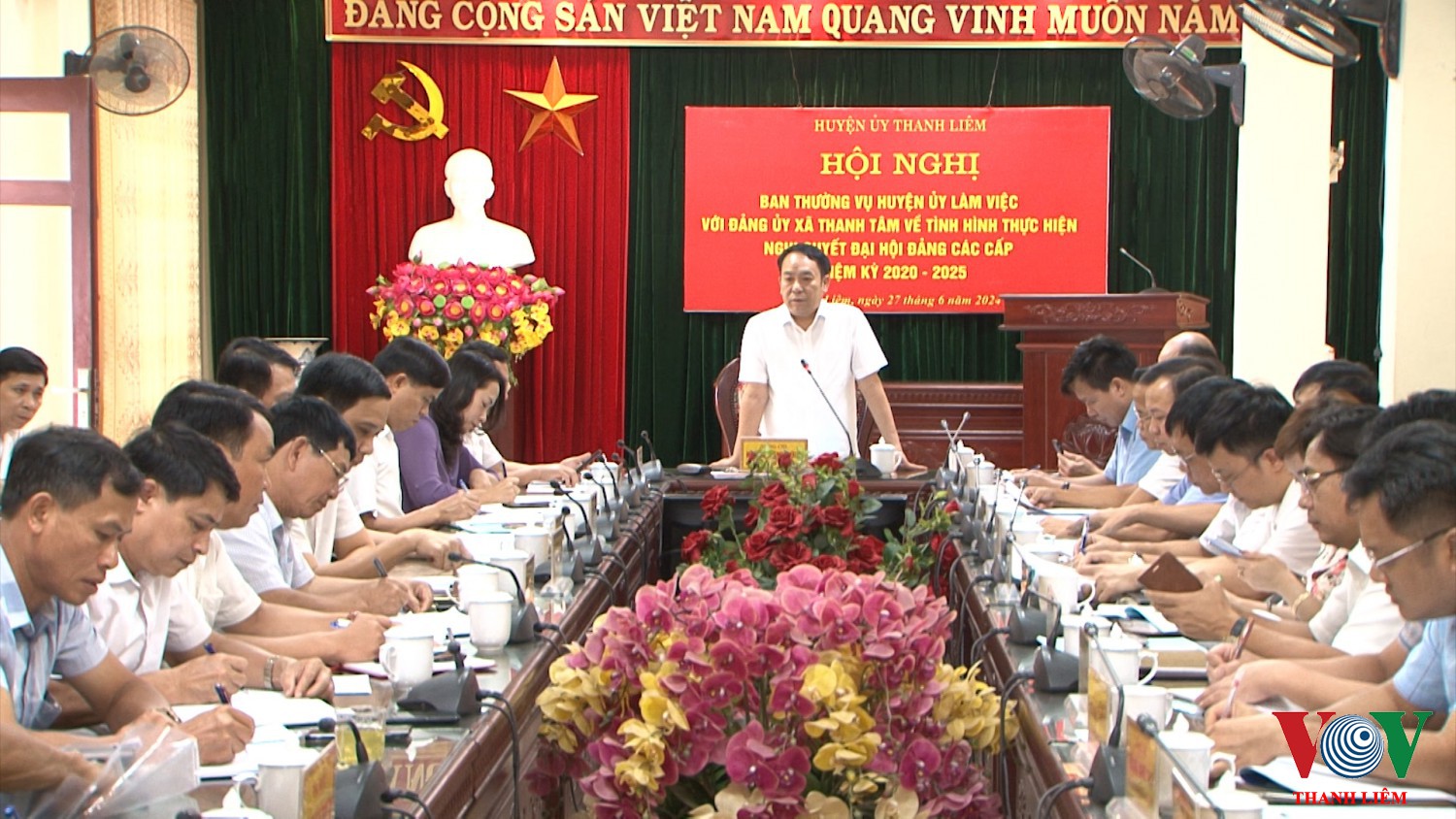 Đồng chí Hoàng Mạnh Dũng - BT HU, CT HDND huyện chủ trì hội nghị. Ảnh: Khắc Hùng
