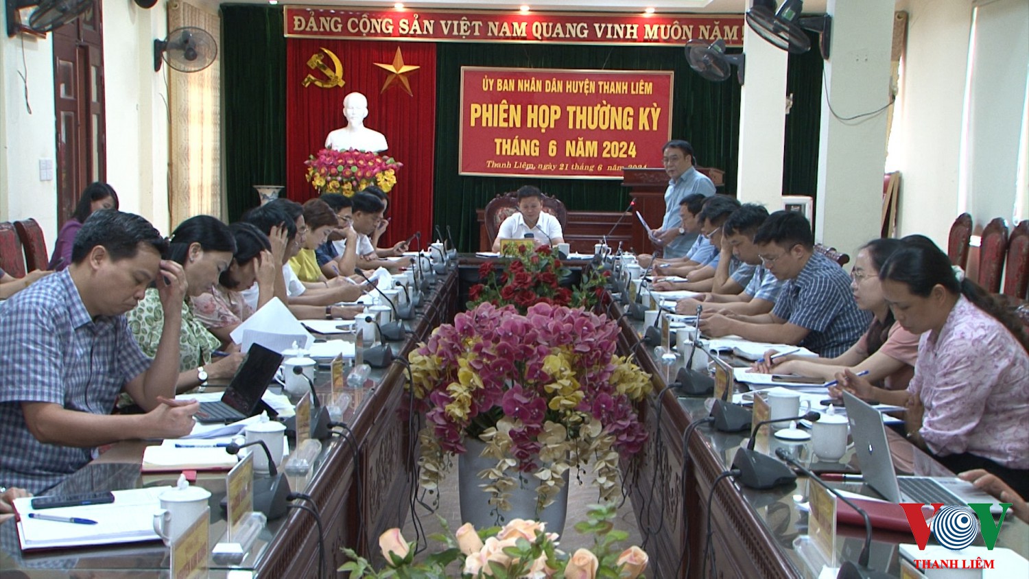 Đồng chí Hoàng Mạnh Dũng - BT HU, CT HDND Huyện phát biểu tại hội nghị