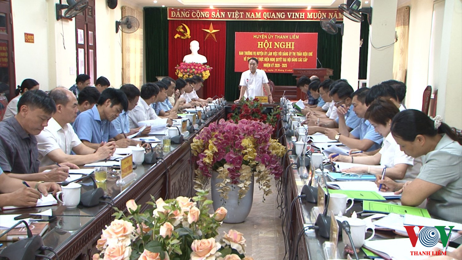 Đồng chí Hoàng Mạnh Dũng - BT huyện ủy, CT HĐND huyện chủ trì hội nghị. Ảnh: Khắc Hùng