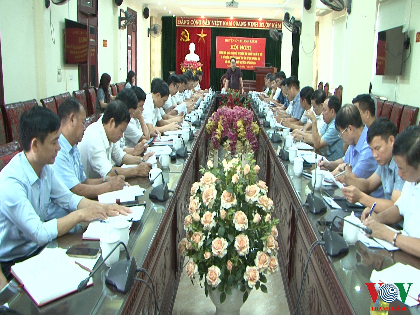 Đồng chí Hoàng Mạnh Dũng - BT HU, CT HĐND huyện chủ trì hội nghị. Ảnh: Khắc Hùng