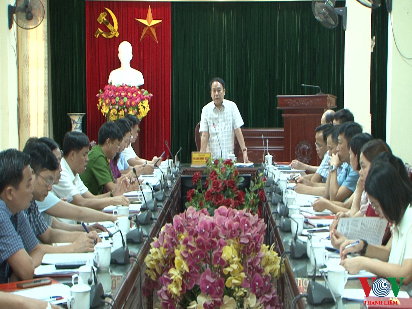 Đồng chí Hoàng Mạnh Dũng - BT HU, CT HĐND huyện chủ trì hội nghị. Ảnh: Khắc Hùng