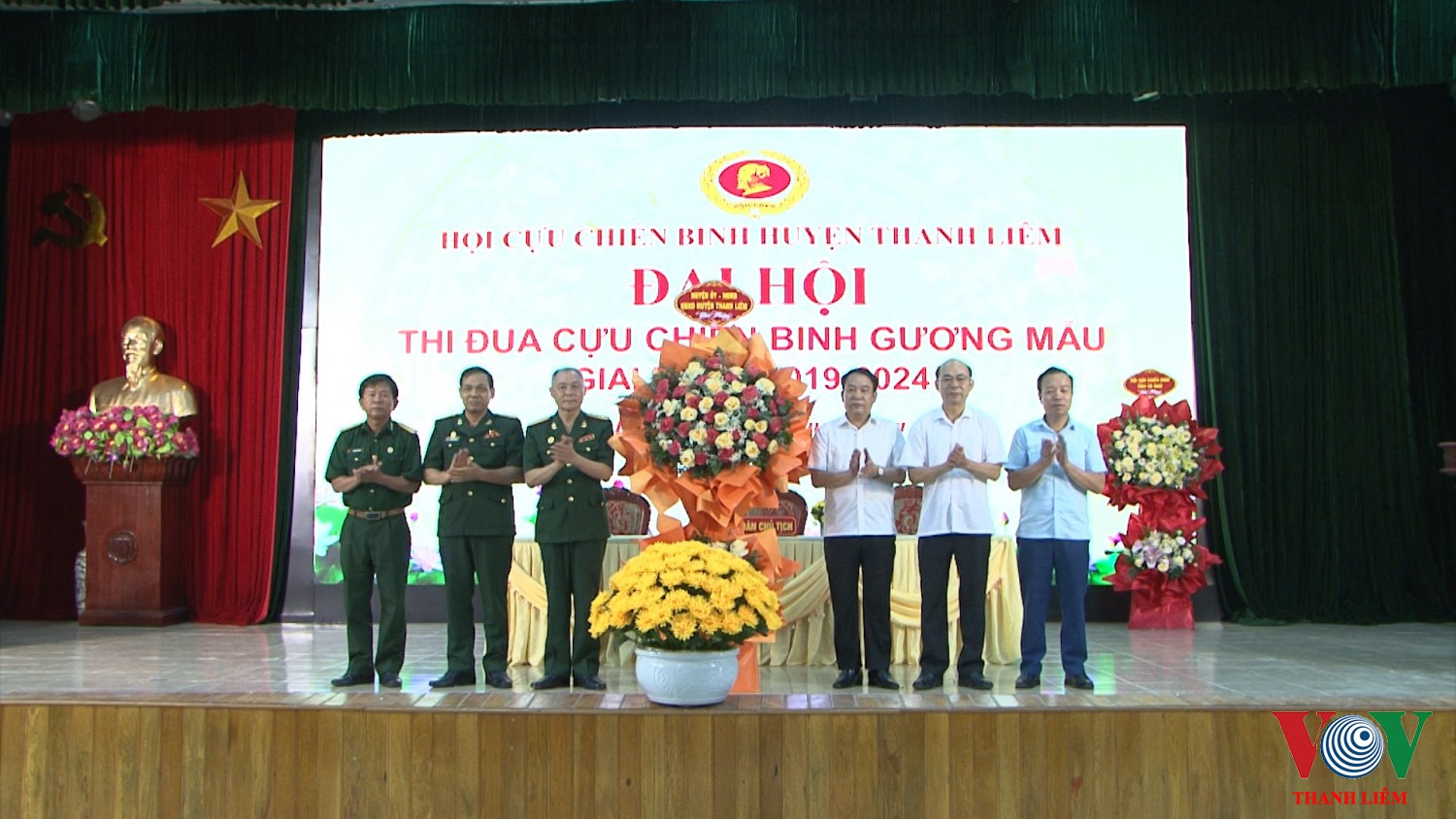 Lãnh đạo hội CCB tỉnh và lãnh đạo HU, HDND,UBND huyện tặng hoa chúc mừng đại hội