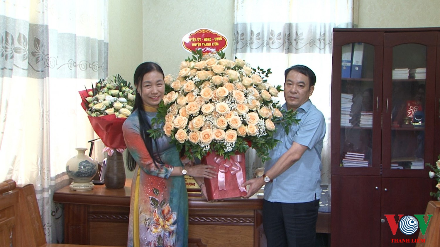 Lãnh đạo HU, HDND, UBND tặng hoa chúc mừng 99 năm báo chí cách mạng Việt Nam. Ảnh: Khắc Hùng