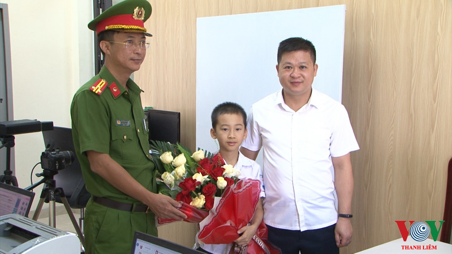 Lãnh đạo UBND huyện tặng hoa cho công dân 6 tuổi làm căn cước