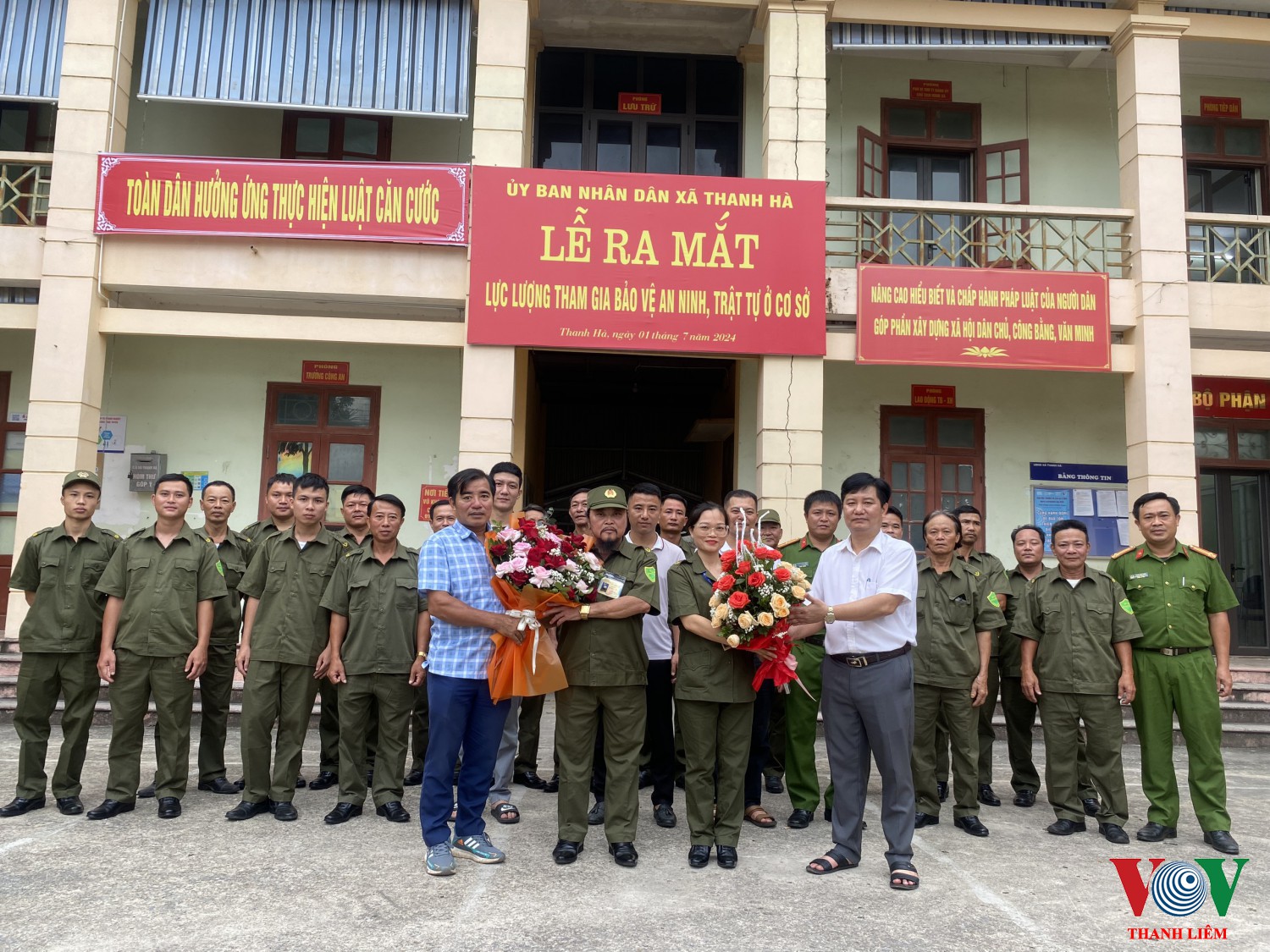 Lãnh đạo xã tặng hoa chúc mừng LL tham gia bảo vệ an ninh cơ sở