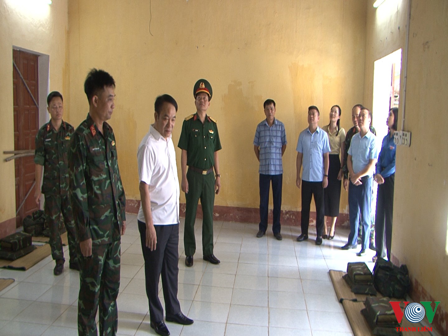 Lãnh đạo huyện thăm nơi ăn ở của cán bộ chiến sỹ