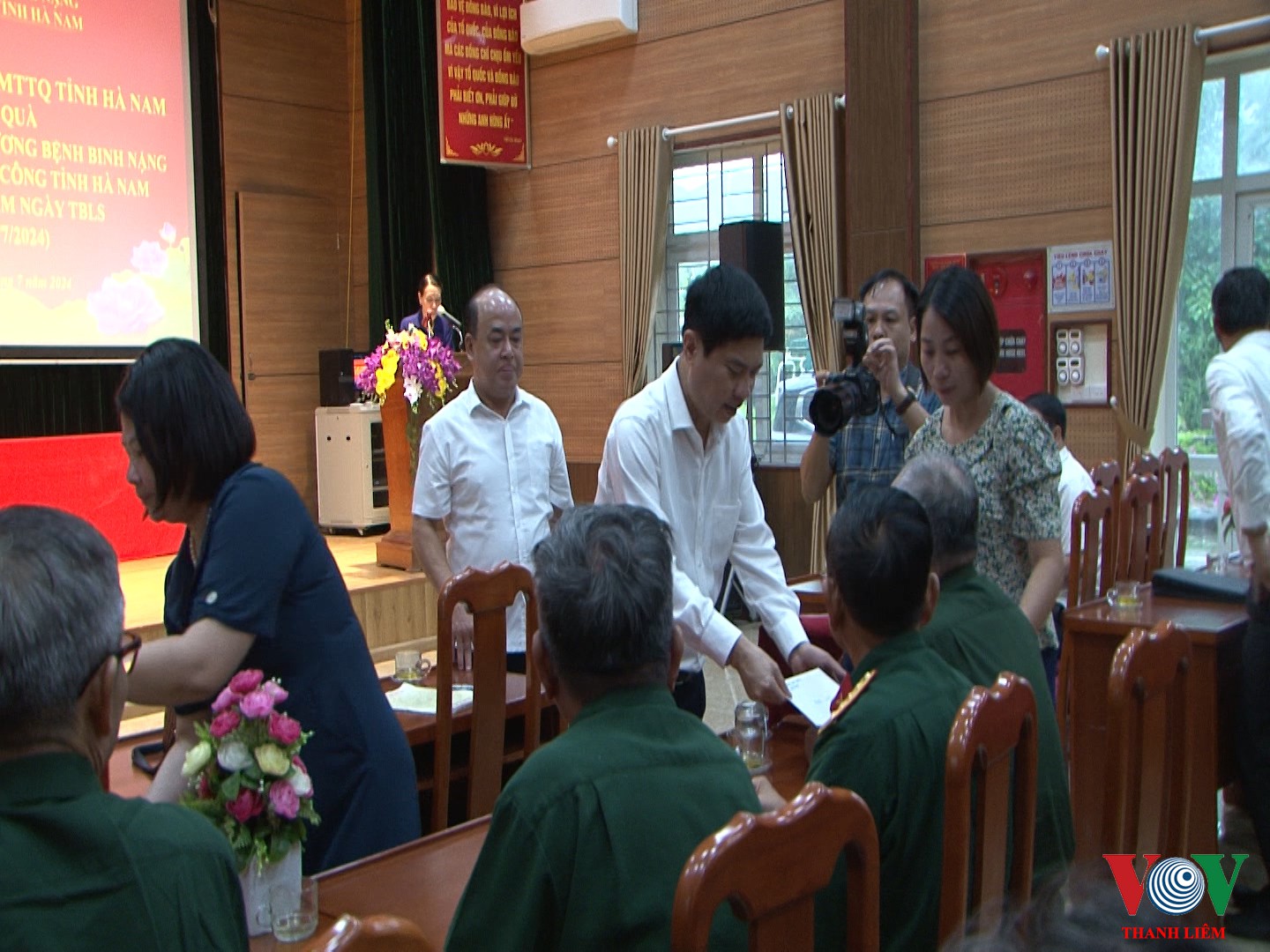 Đồng chí Trương Quốc Huy, Phó BT tỉnh uỷ, Chủ tịch UBND tỉnh, trưởng đoàn Đại biểu Quốc hội tỉnh Hà Nam trao quà