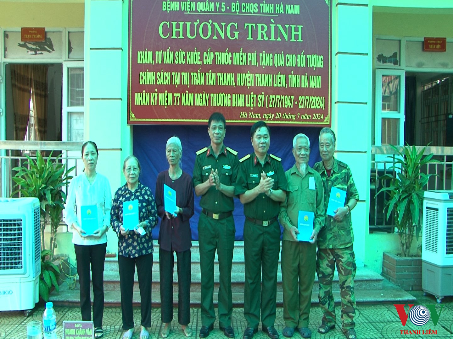 Tặng quà cho các gia đình chính sách tại thị trấn Tân Thanh