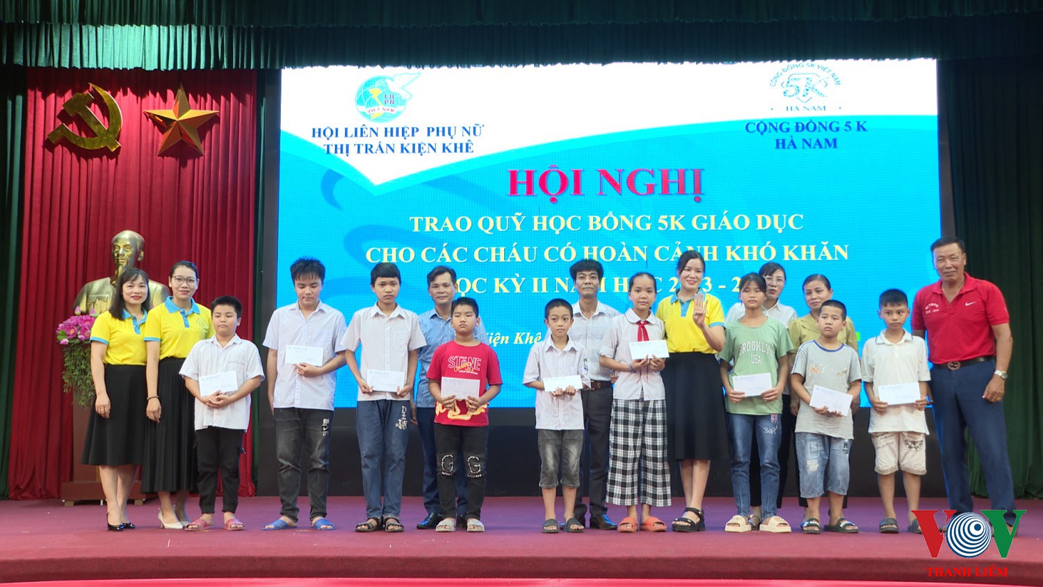 Trao quỹ học bổng 5K gtiao9s dục cho các cháu có hoàn cảnh khó khăn học ký II năm học 2023 2024
