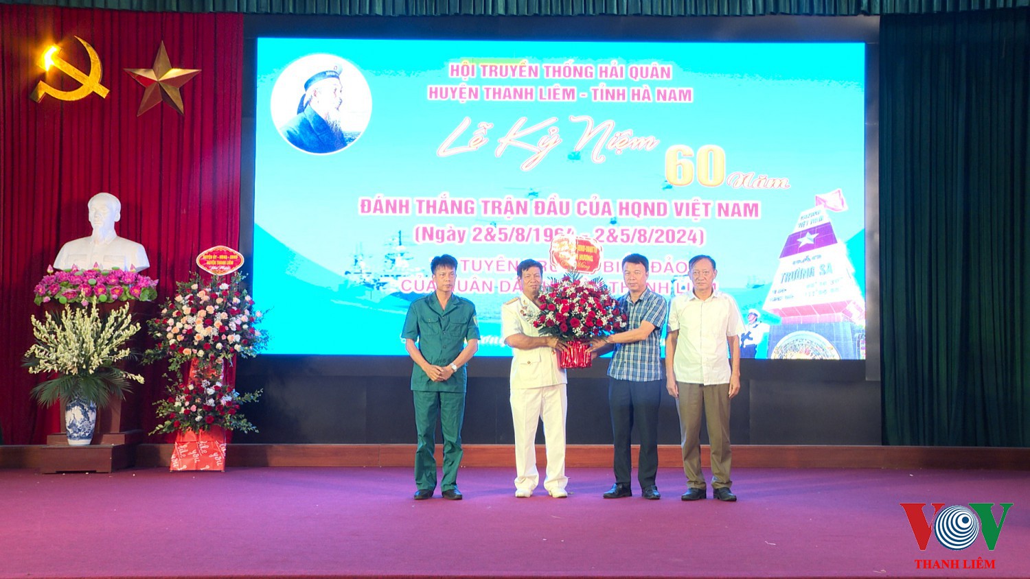 Lãnh đạo xã Thanh Hương tặng hoa chúc mừng . Ảnh: Kim Dung