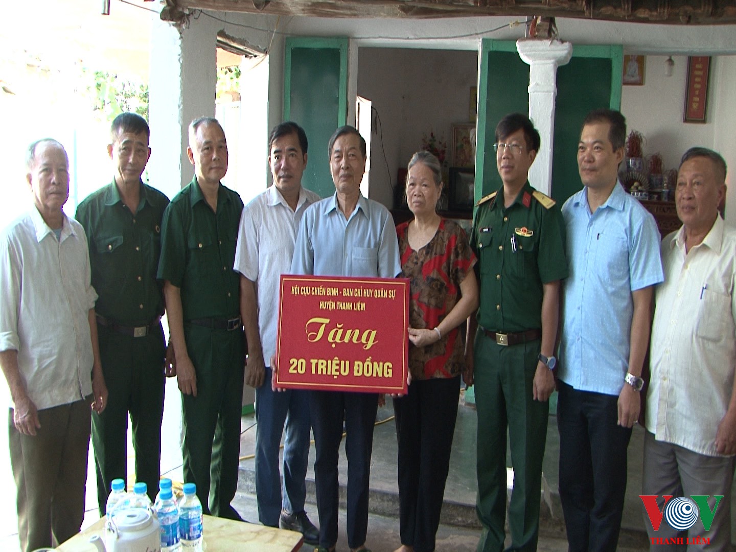 Đại diện hội CCB huyện và Ban CHQS huyện trao tiền hộ trợ cho gia đình ông Nguyễn Hữu Cường. Ảnh: Khắc Hùng