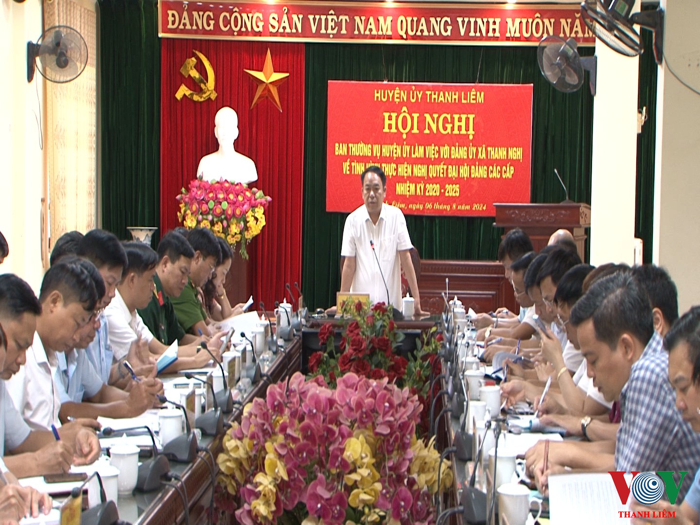 Đồng chí Hoàng Mạnh Dũng - Bí thư HU, Chủ tịch HĐND huyện chủ trì hội nghị. Ảnh: Khắc Hùng