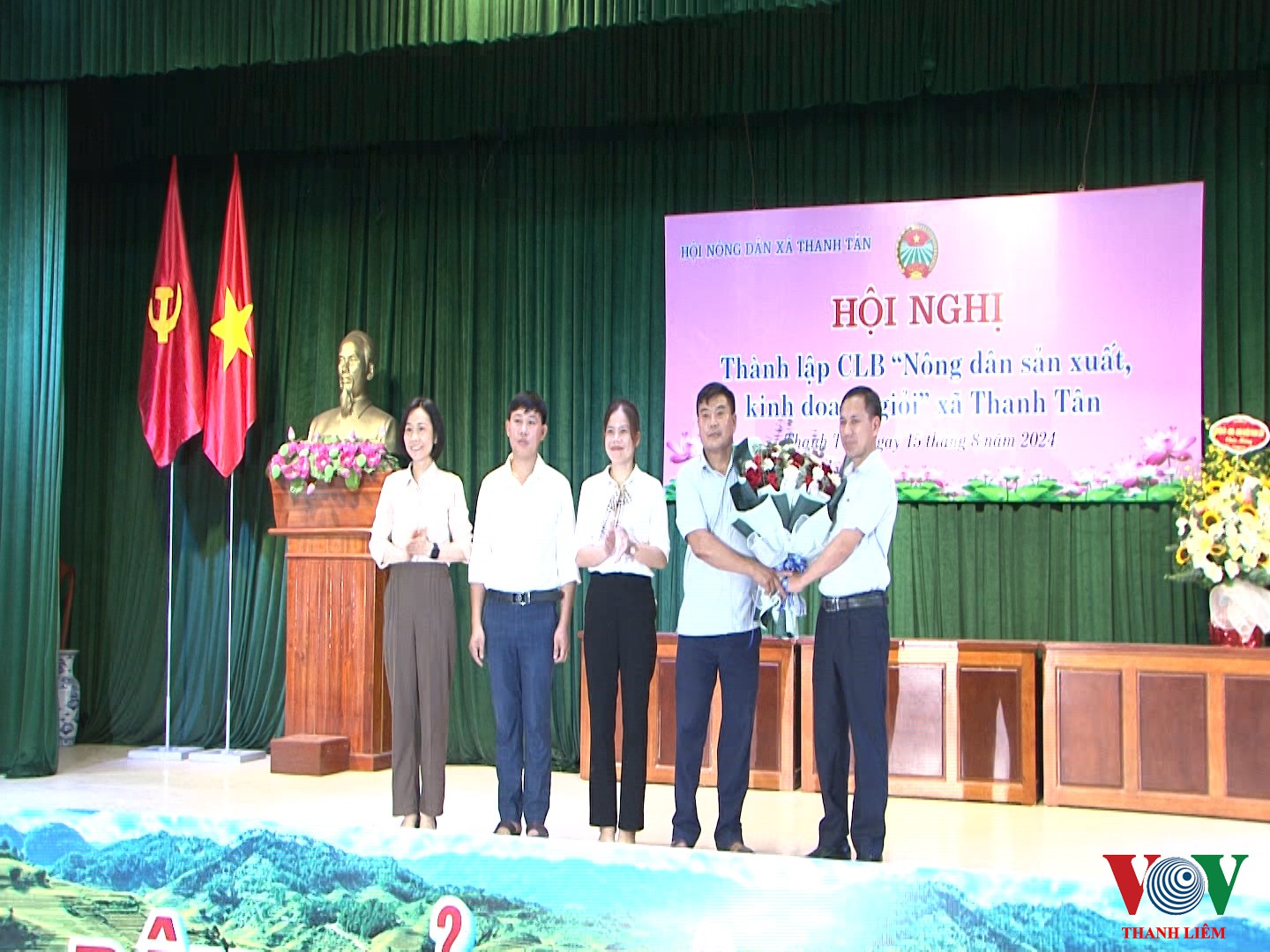 Hội ND Huyện dự và tặng hoa CLB