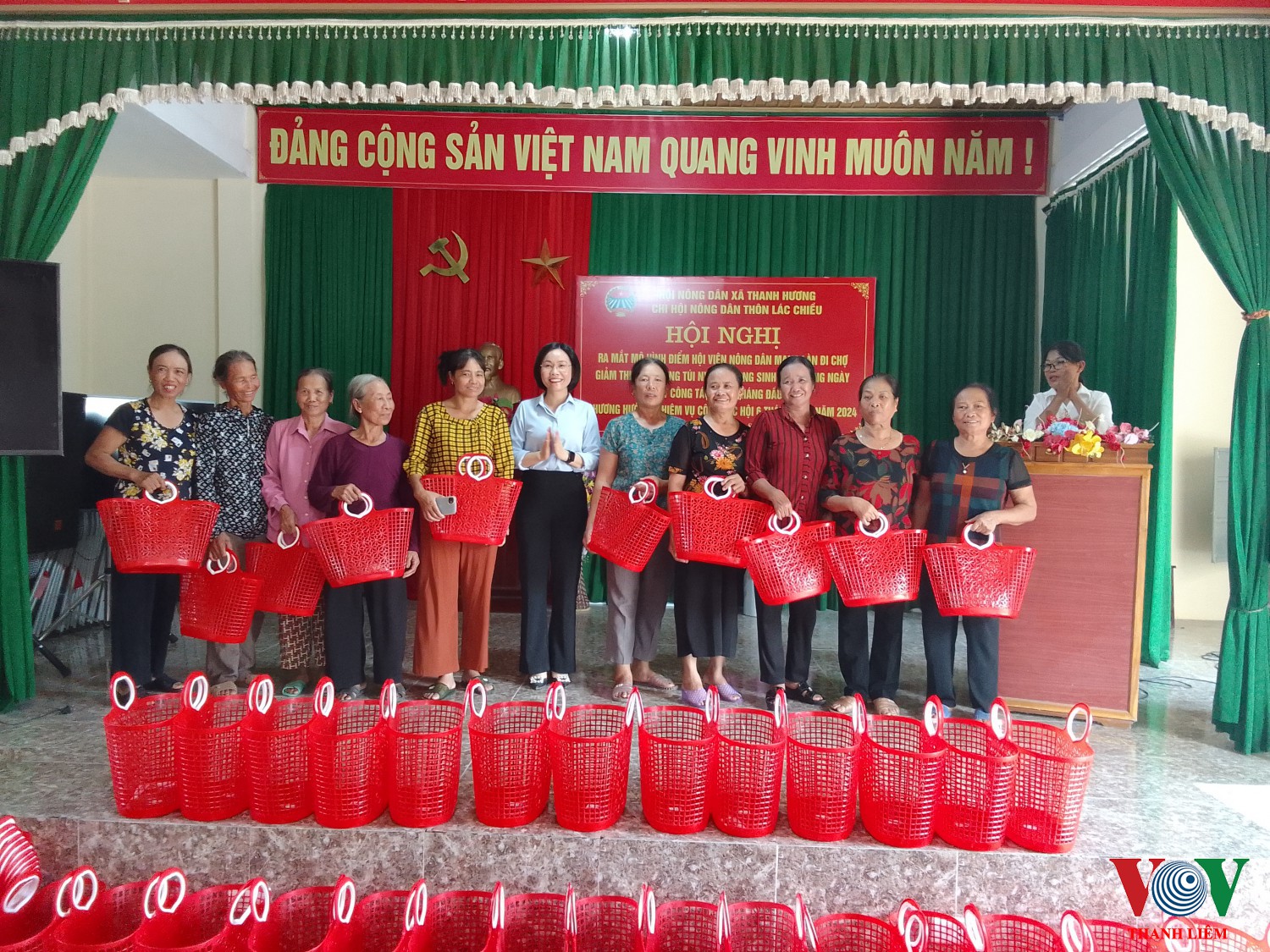 Tặng làn cho hội viên nông dân. Ảnh: Kim Dung
