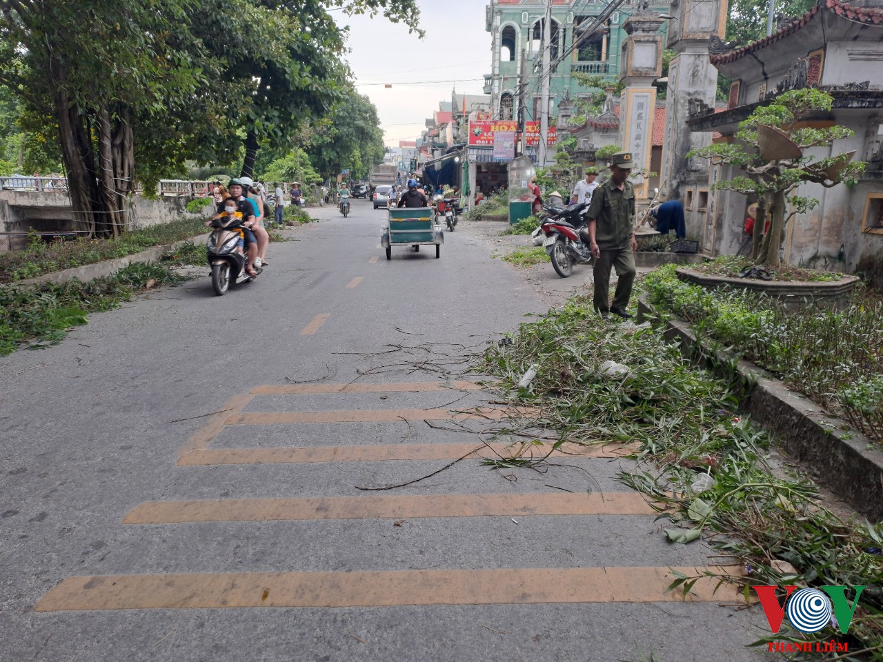 Các lực lượng ra quân làm vệ sinh môi trường
