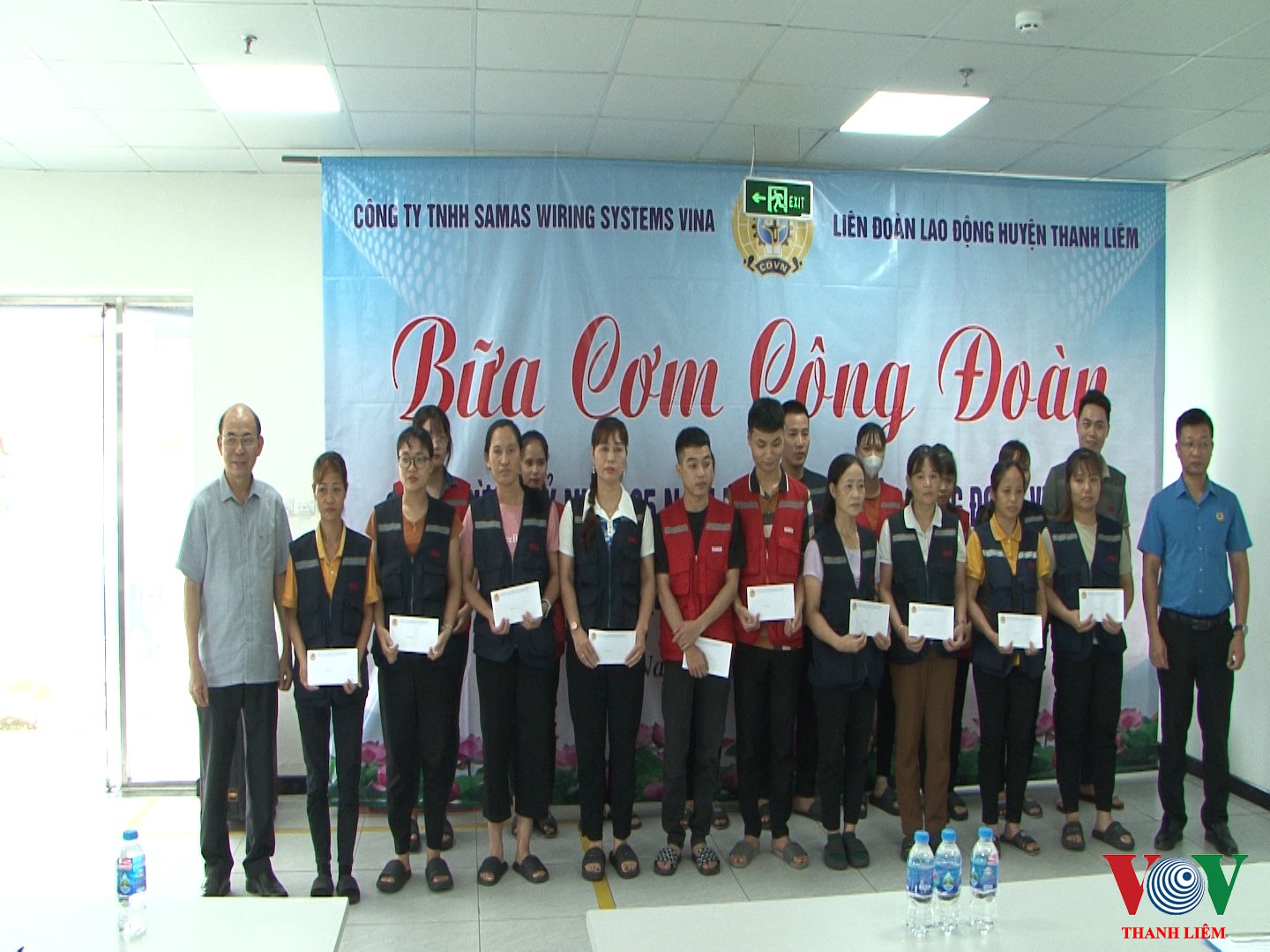 Lãnh đạo LĐLĐ tỉnh và lãnh đạo huyện uỷ dự và tặng quà cho đoàn viên công đoàn có hoàn cảnh khó khăn