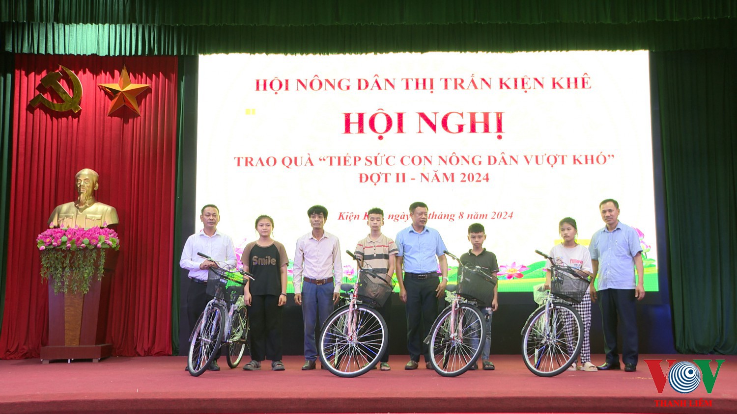 Lãnh đạo HND huyện, HND thị trấn trao tặng xe đạp cho các em